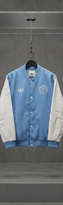 Jaqueta varsity Adidas x Inter Miami azul-clara com mangas creme, vista frontal, em vitrine de acrílico