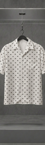 Camisa Dolce & Gabbana branca de manga curta com monograma DG preto repetido, em vitrine de acrílico