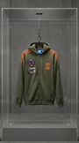 Moletom Adidas x Star Wars verde-militar com capuz, listras laranja nas mangas e patches, em vitrine