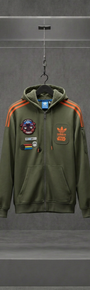 Moletom Adidas x Star Wars verde-militar com capuz, listras laranja nas mangas e patches, em vitrine