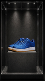 Tênis Nike Air Force 1 x CLOT Royale University Blue Silk, em seda azul com jacquard, sobre pedestal em vitrine