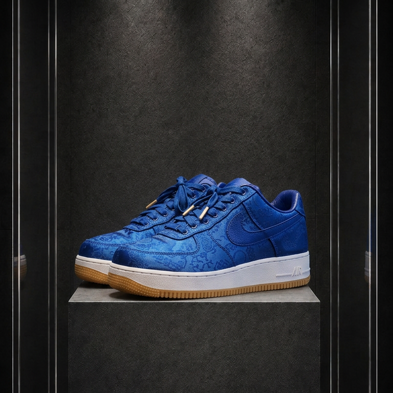 Tênis Nike Air Force 1 x CLOT Royale University Blue Silk, em seda azul com jacquard, sobre pedestal em vitrine