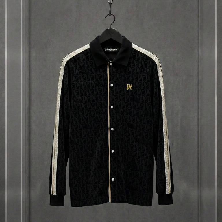 Camisa Palm Angels preta de manga longa com monograma jacquard e faixas creme nos ombros, em vitrine