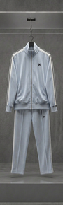 Conjunto Palm Angels track suit cinza-claro, jaqueta e calça com friso creme, em vitrine de acrílico