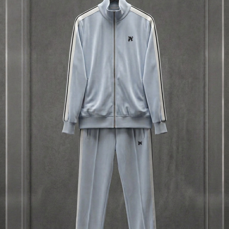 Conjunto Palm Angels track suit cinza-claro, jaqueta e calça com friso creme, em vitrine de acrílico