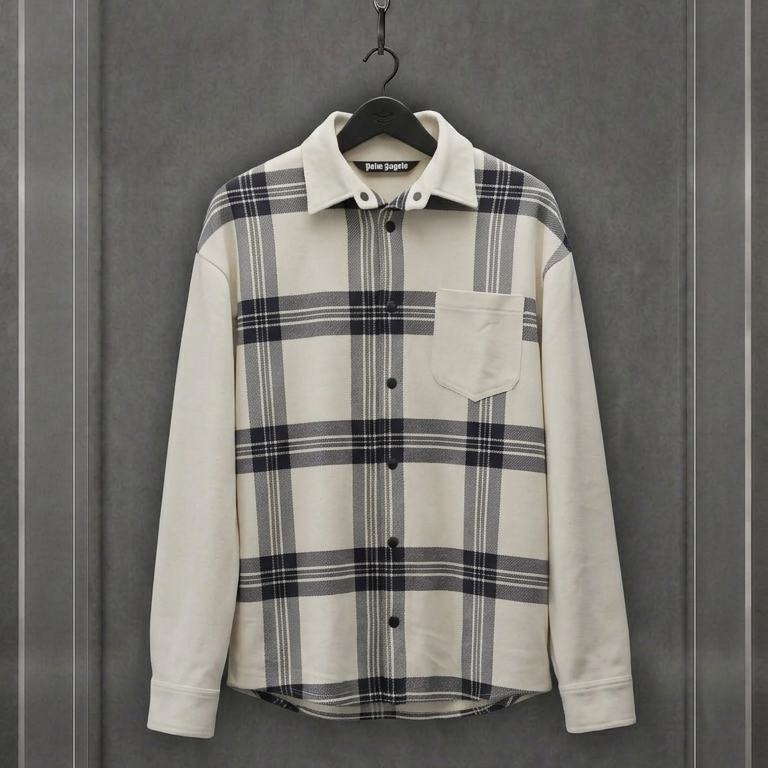 Camisa overshirt Palm Angels de flanela xadrez creme e preta, vista frontal, em vitrine de acrílico