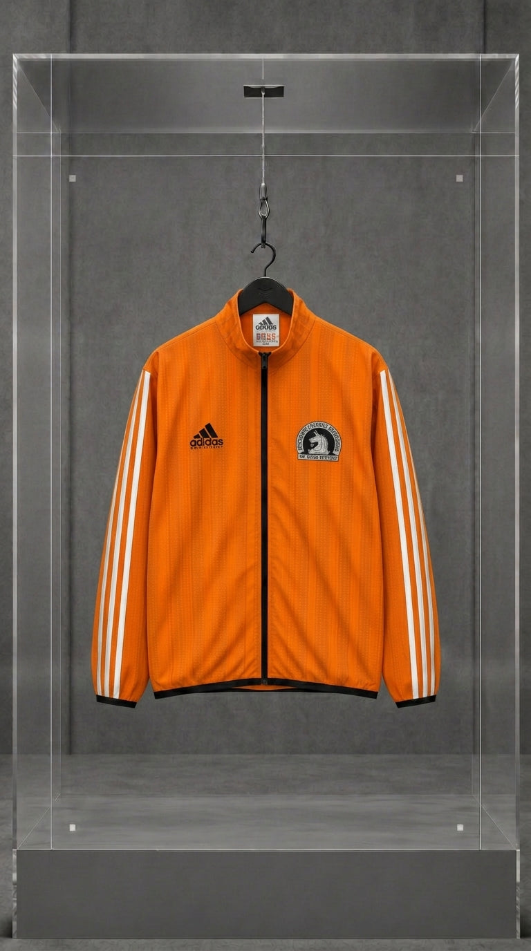 Jaqueta corta-vento Adidas Equipment laranja da 101ª Maratona de Boston de 1997, em vitrine de acrílico