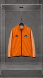 Jaqueta corta-vento Adidas Equipment laranja da 101ª Maratona de Boston de 1997, em vitrine de acrílico