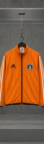 Jaqueta corta-vento Adidas Equipment laranja da 101ª Maratona de Boston de 1997, em vitrine de acrílico