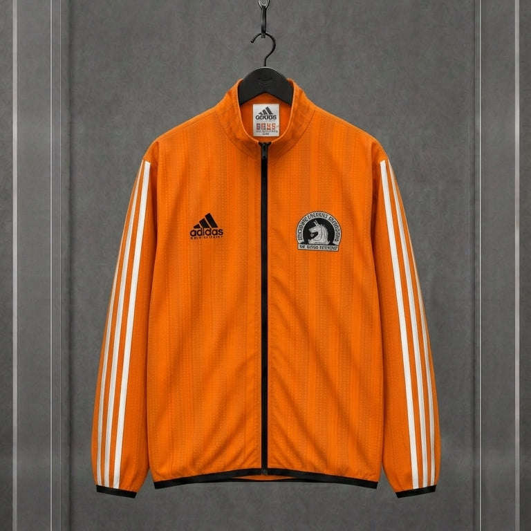 Jaqueta corta-vento Adidas Equipment laranja da 101ª Maratona de Boston de 1997, em vitrine de acrílico