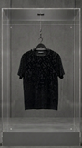 Camiseta Dolce & Gabbana preta com monograma DG flocado em relevo, vista frontal, em vitrine de acrílico