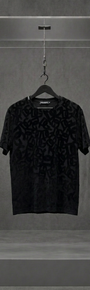 Camiseta Dolce & Gabbana preta com monograma DG flocado em relevo, vista frontal, em vitrine de acrílico
