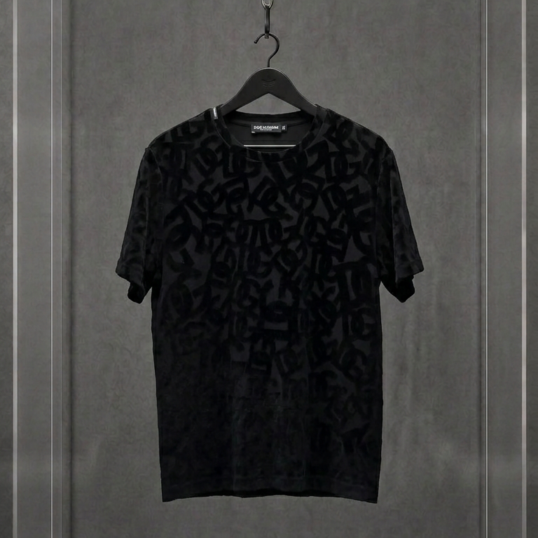 Camiseta Dolce & Gabbana preta com monograma DG flocado em relevo, vista frontal, em vitrine de acrílico