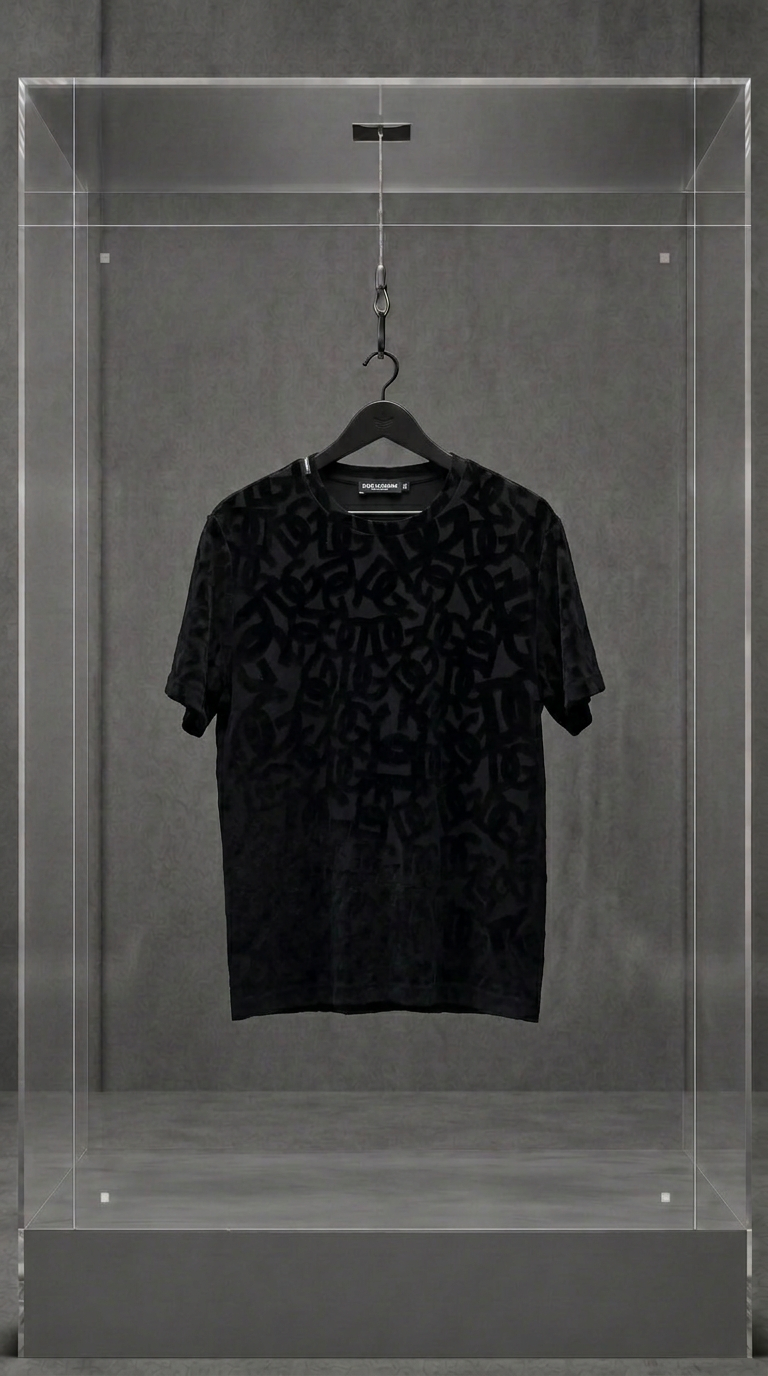 Camiseta Dolce & Gabbana preta com monograma DG flocado em relevo, vista frontal, em vitrine de acrílico