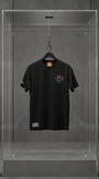 Camiseta preta Shoe Palace x Gilbert Baker com smiley bordado em arco-íris no peito, em vitrine de acrílico