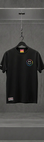 Camiseta preta Shoe Palace x Gilbert Baker com smiley bordado em arco-íris no peito, em vitrine de acrílico
