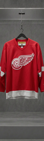 Jersey vintage Detroit Red Wings vermelha de manga longa com o logo da roda alada, em vitrine de acrílico