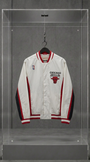 Jaqueta de aquecimento Chicago Bulls 1992-93 branca com detalhes vermelhos e o touro bordado, em vitrine