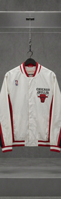 Jaqueta de aquecimento Chicago Bulls 1992-93 branca com detalhes vermelhos e o touro bordado, em vitrine