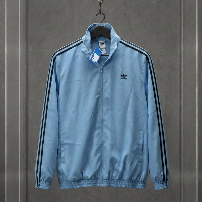 Jaqueta Adidas Originals Fifty-One azul-clara com três listras escuras nas mangas, em vitrine de acrílico