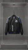 Jaqueta bomber Dallas Cowboys de couro preto com capacete do time bordado, em vitrine de acrílico