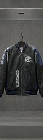 Jaqueta bomber Dallas Cowboys de couro preto com capacete do time bordado, em vitrine de acrílico