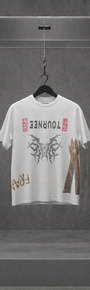 Camiseta branca Travis Scott Utopia da turnê Circus Maximus, com estampa gráfica no peito, em vitrine