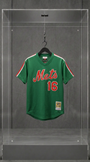 Jersey New York Mets verde de Dwight Gooden número 16, da Cooperstown Collection, em vitrine de acrílico