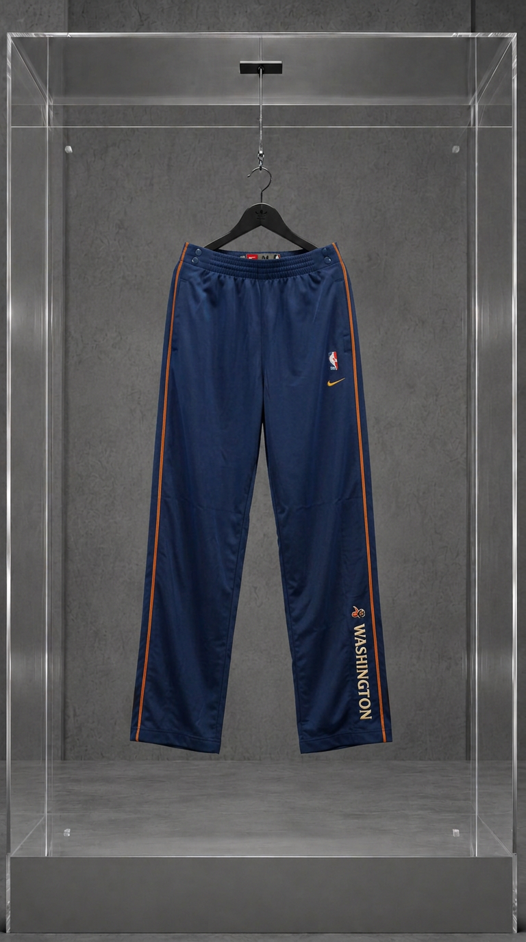 Calça breakaway Nike Washington Wizards azul-marinho com friso laranja, em vitrine de acrílico