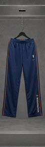Calça breakaway Nike Washington Wizards azul-marinho com friso laranja, em vitrine de acrílico