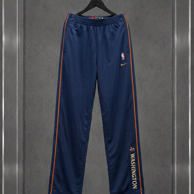 Calça breakaway Nike Washington Wizards azul-marinho com friso laranja, em vitrine de acrílico