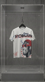Camiseta branca Dennis Rodman Big Face com o rosto do jogador estampado em vermelho, em vitrine