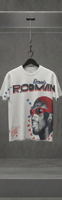 Camiseta branca Dennis Rodman Big Face com o rosto do jogador estampado em vermelho, em vitrine