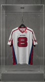 Jersey Supreme x Martine Rose branca de futebol com o número 8 vermelho, em vitrine de acrílico