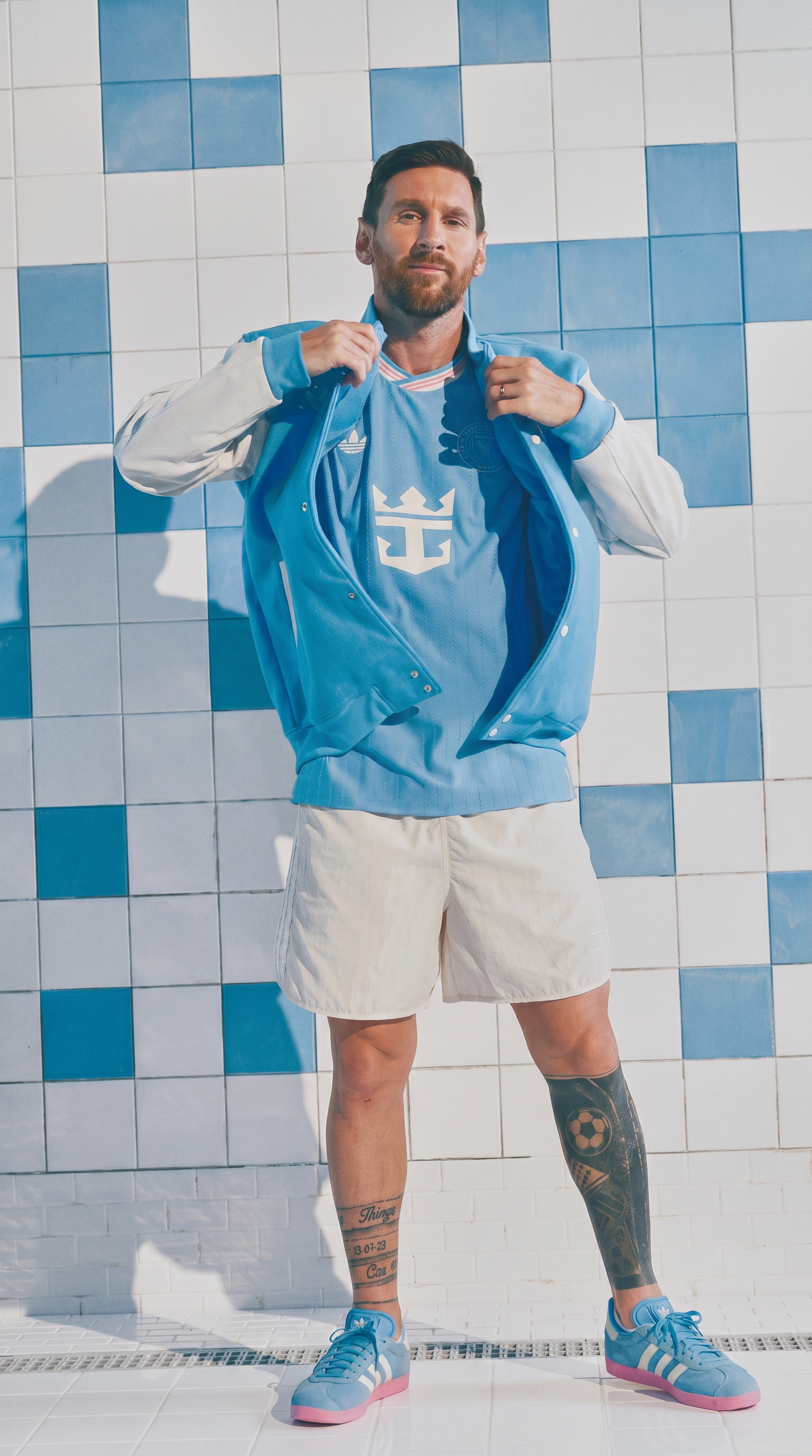 Campanha do clube: atleta vestindo a jaqueta aberta sobre a camisa do Inter Miami