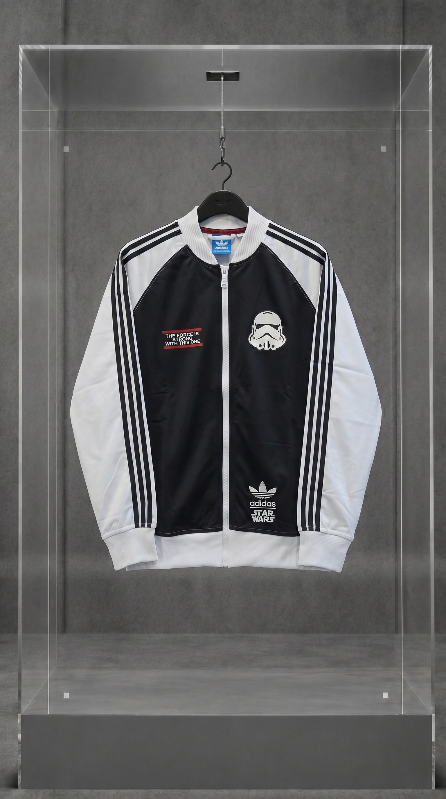 Jaqueta Adidas Originals x Star Wars preta com mangas brancas e estampa de Stormtrooper, em vitrine de acrílico