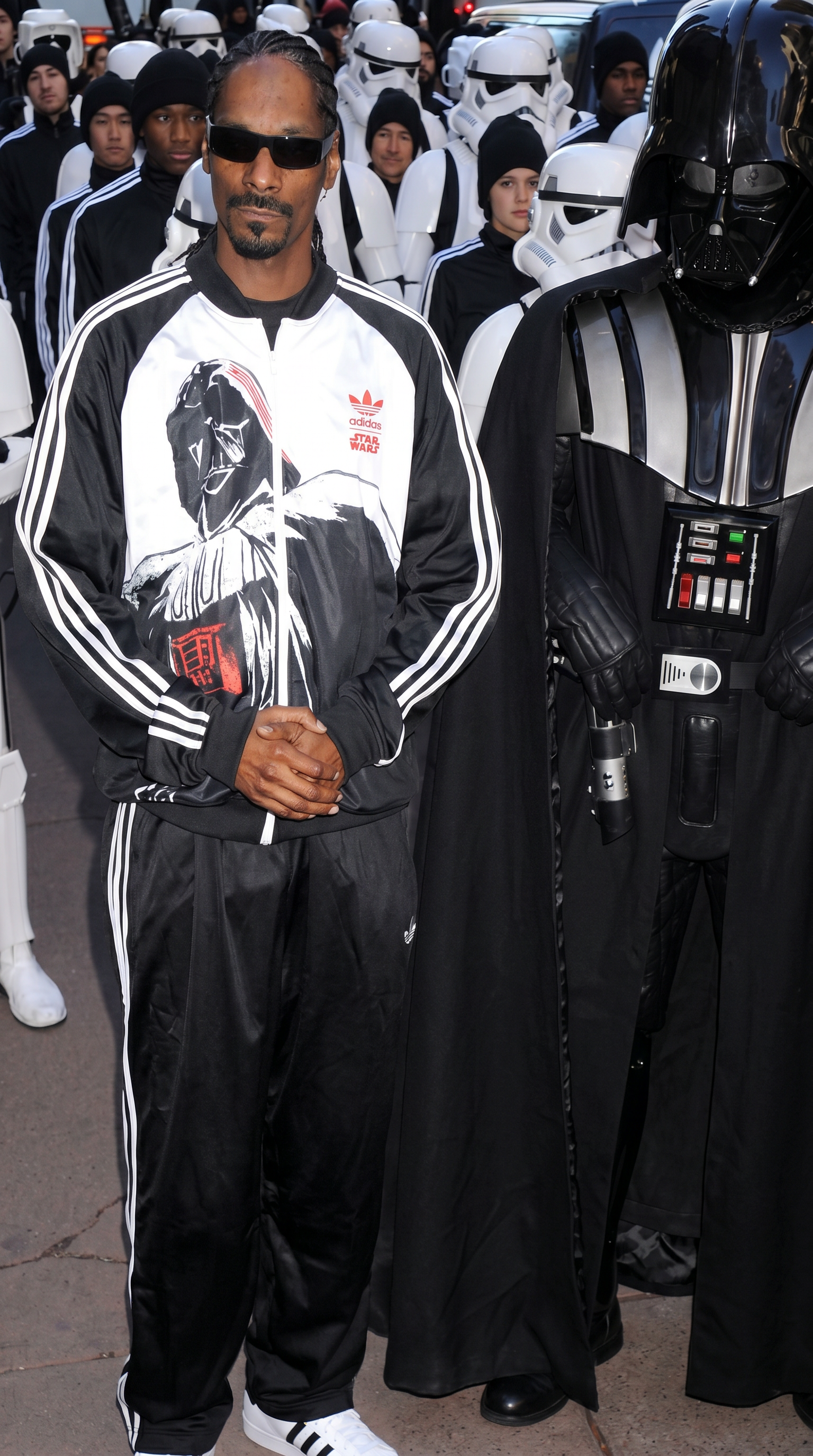 Foto de arquivo: rapper usando o conjunto Adidas Star Wars ao lado de personagens do filme