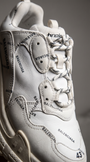 Close do tênis com o logo Balenciaga repetido no cabedal e a numeração 43