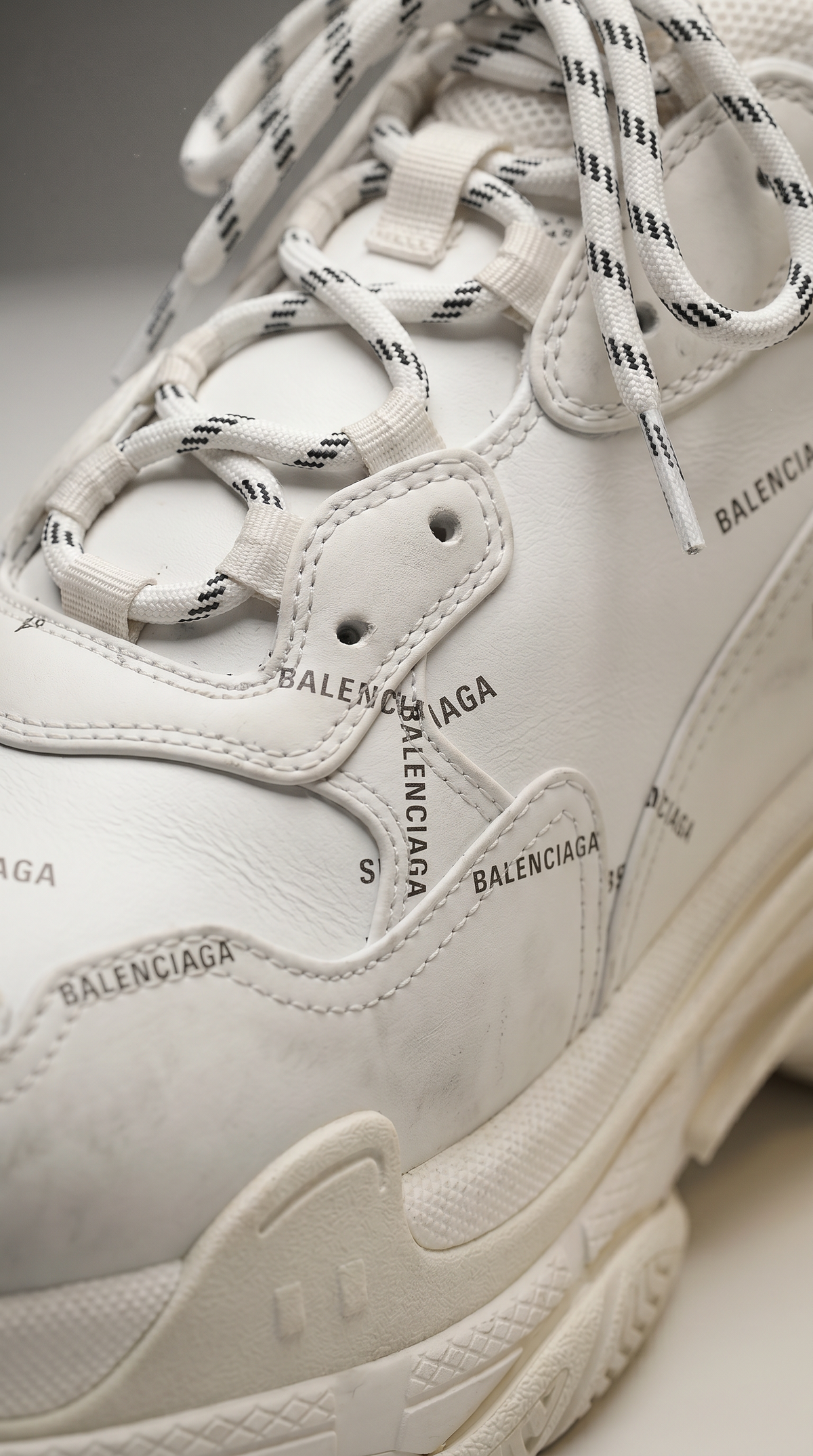 Close da entressola robusta e dos cadarços com logo Balenciaga repetido