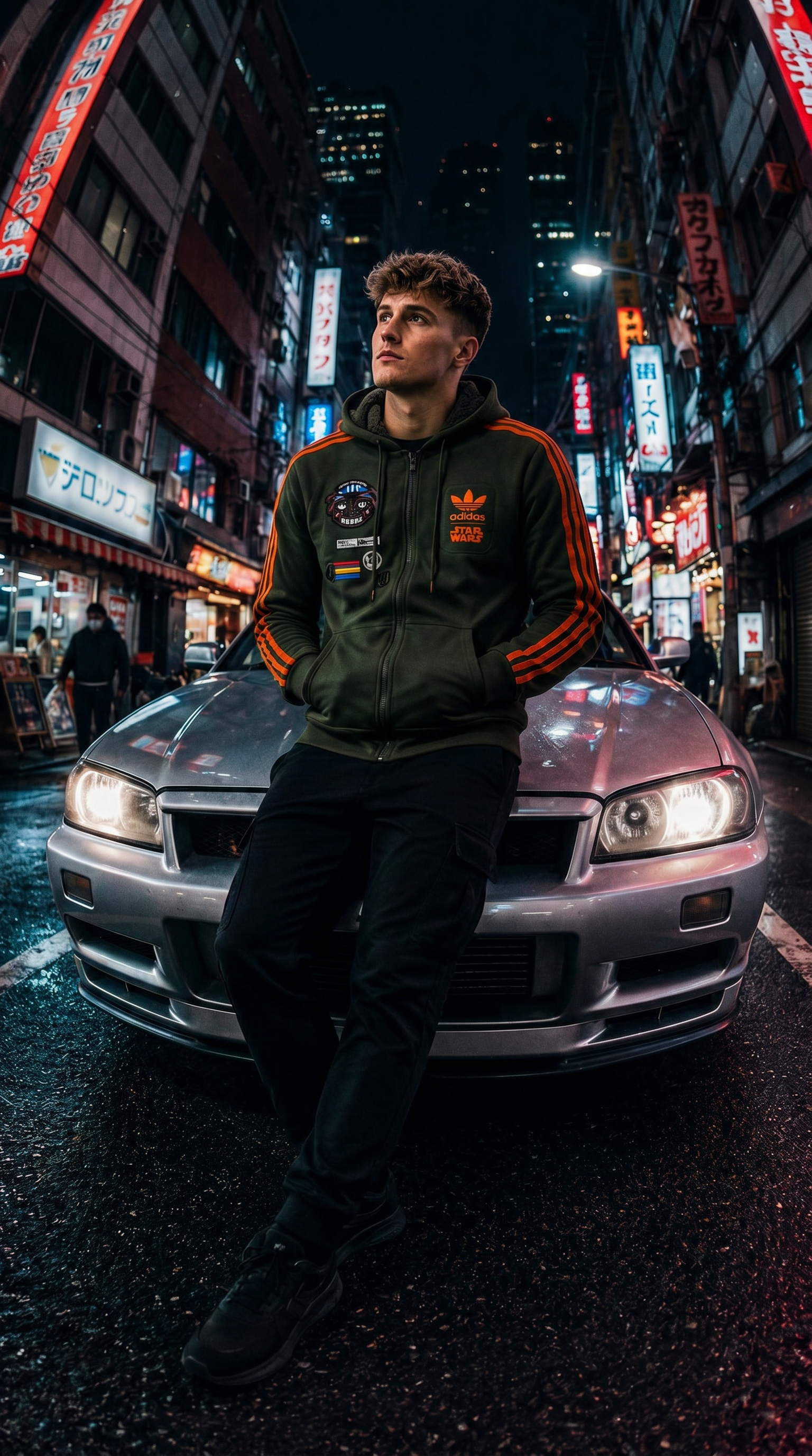 Modelo apoiado em carro esportivo em rua iluminada por neon, usando o moletom aberto