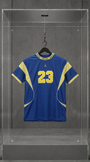 Camisa Air Jordan Brasil 23 azul e amarela — vista frontal na vitrine