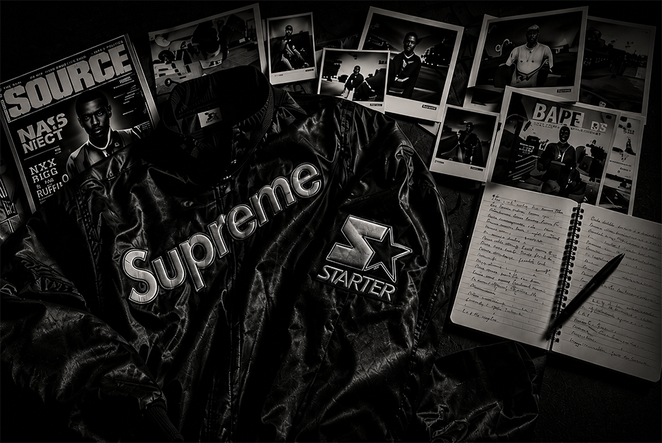 Peças Referência: jaqueta Supreme, revistas e polaroids